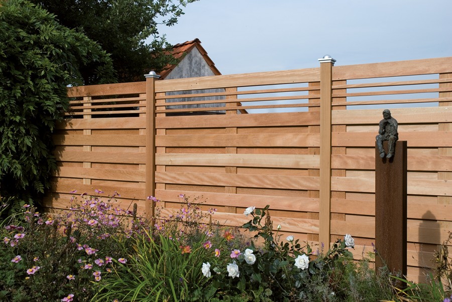 Clôture élégante en planches de bois