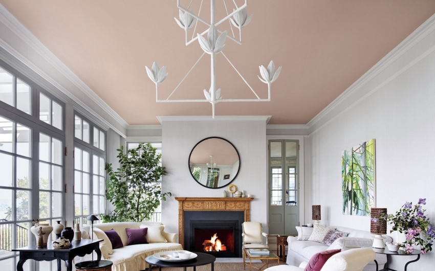 Plafond beige dans le hall d'une maison privée