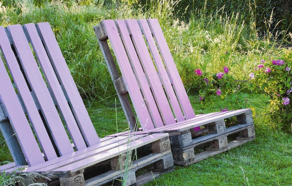 Chaise de jardin de vieilles palettes