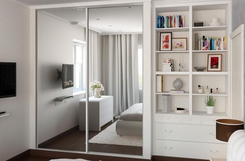 Built-in wardrobe with mirrored doors