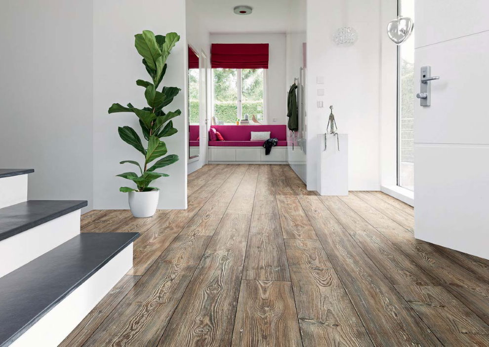 Interno del corridoio con pavimento laminato