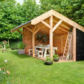 Gazebo semi-ouvert en poutres en bois