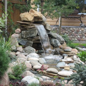 Petite cascade en pierres naturelles