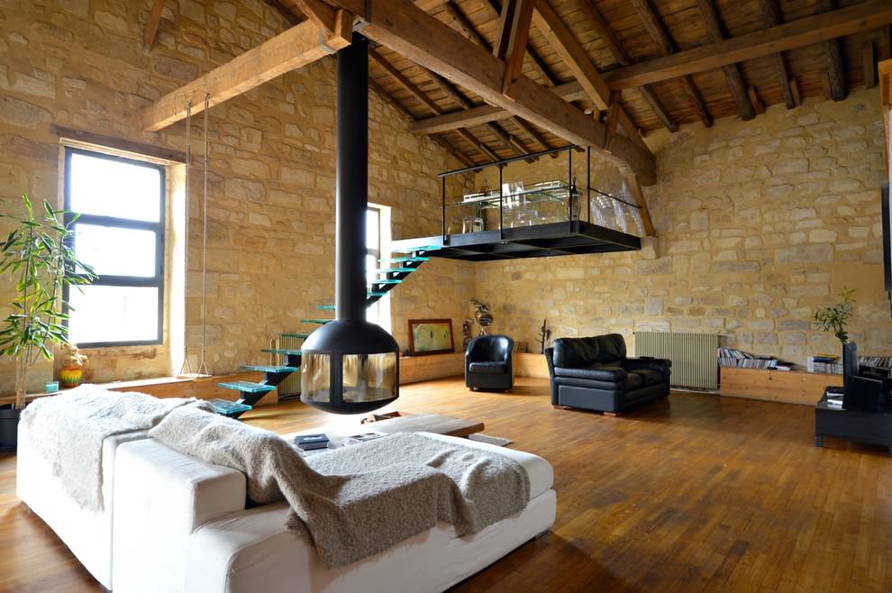 Canapé blanc dans une immense pièce de style loft