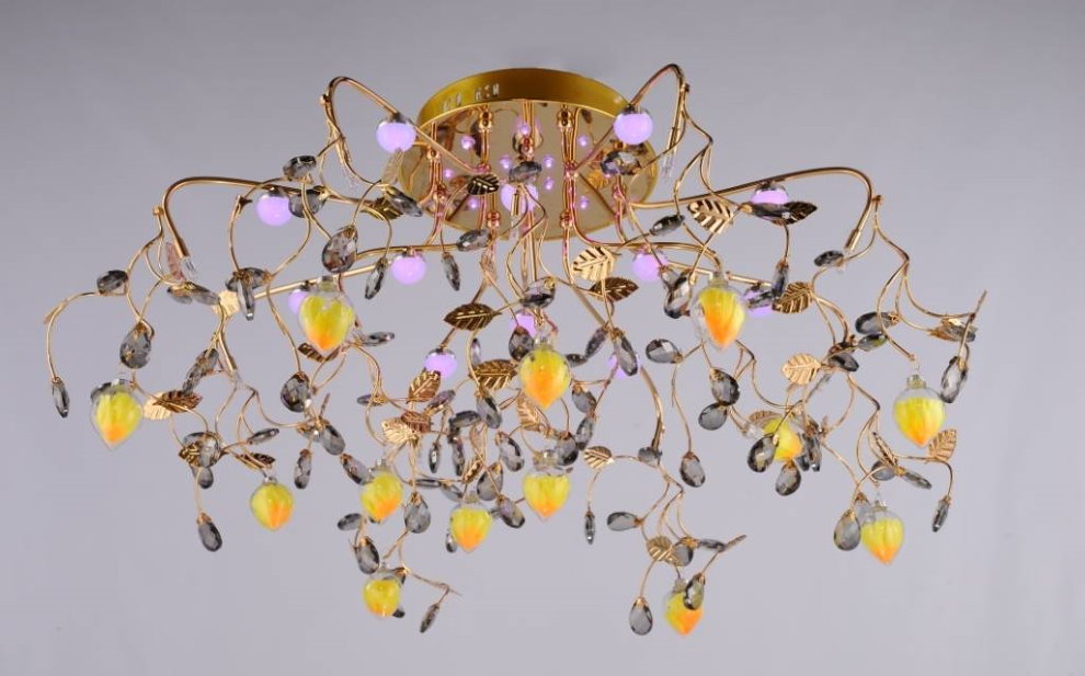 Lustre avec lampes halogènes pour une pièce avec un plafond tendu