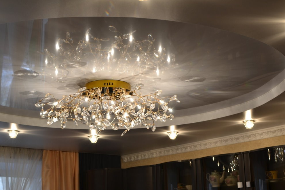 Un petit lustre sur le plafond tendu dans le hall