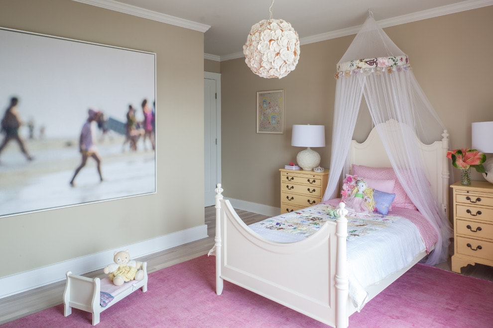 Lustre avec des fleurs au plafond de la chambre des enfants