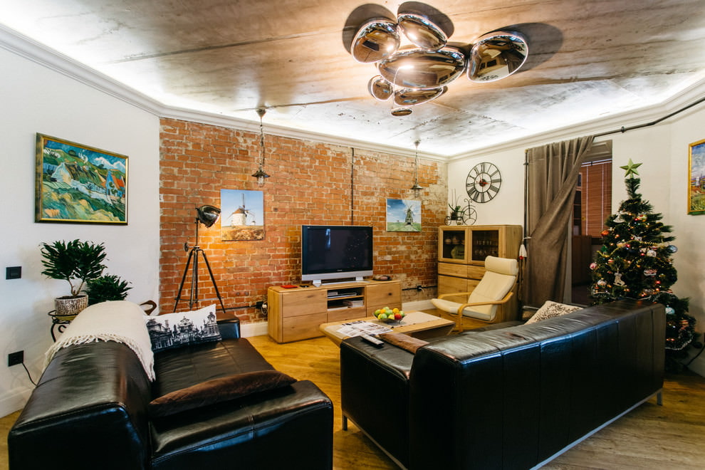 Lampe de plafond sur le plafond en bois de la salle dans le style loft