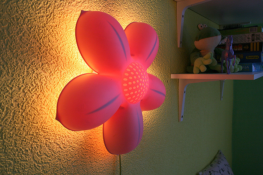 Lampe de nuit dans la chambre d'une petite fille