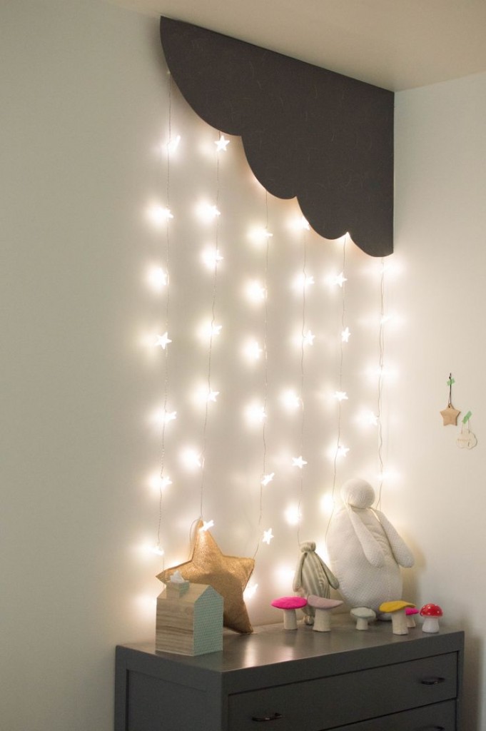 Guirlande de lampe de nuit sur la table de chevet avec des jouets pour enfants