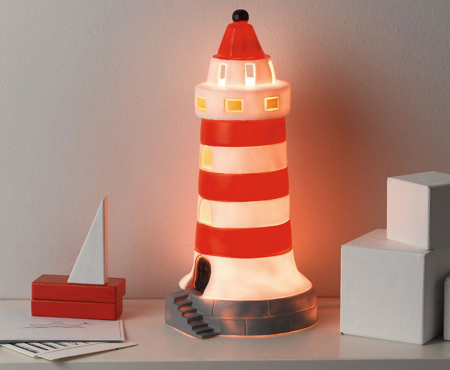 Phare de nuit sur une table de chevet pour enfants