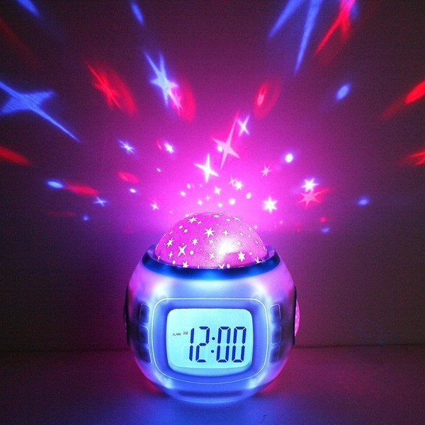 L'heure exacte sur le cadran d'une lampe de nuit avec une horloge