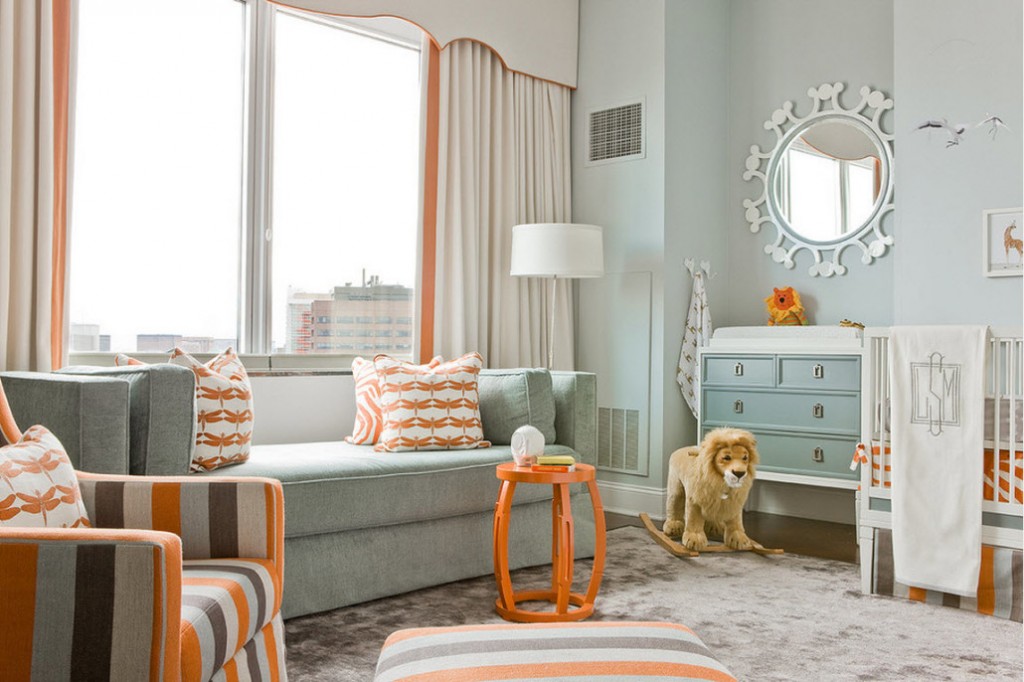 Accents d'orange dans une chambre d'enfant blanche et bleue