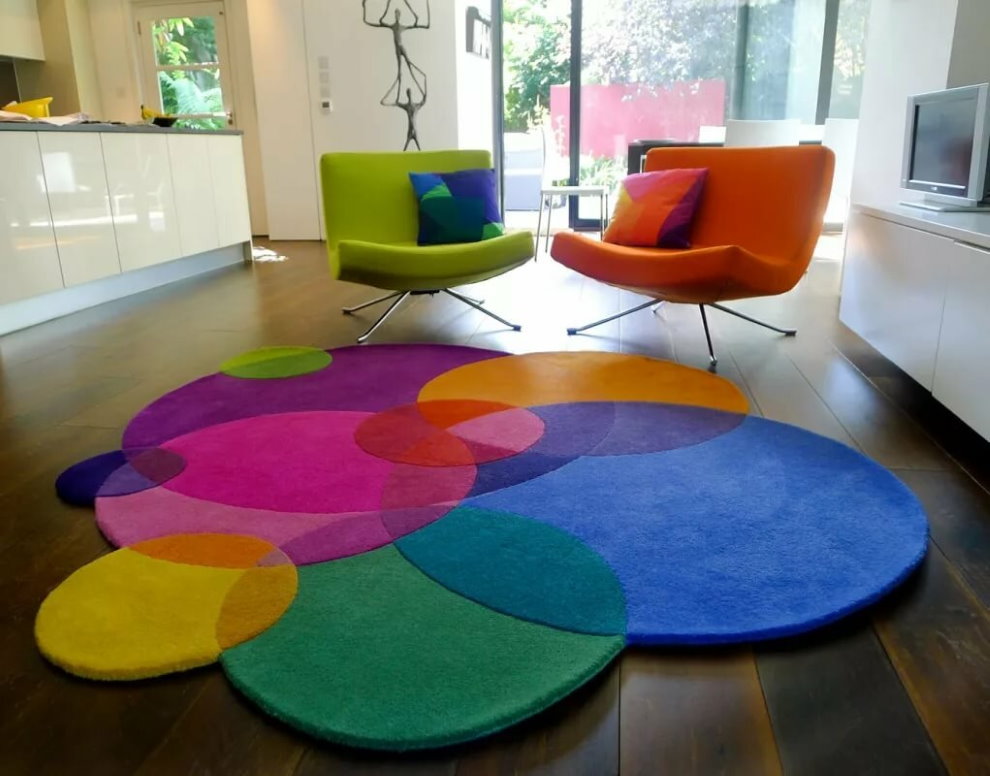 Tapis lumineux sur le sol brun foncé du salon