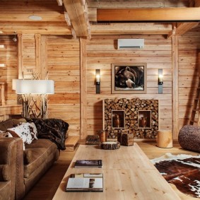 Decorazione di pareti e soffitti in una casa di legno