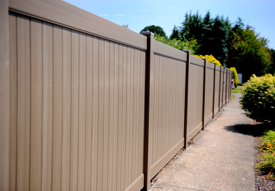 Clôture en plastique brun le long du jardin