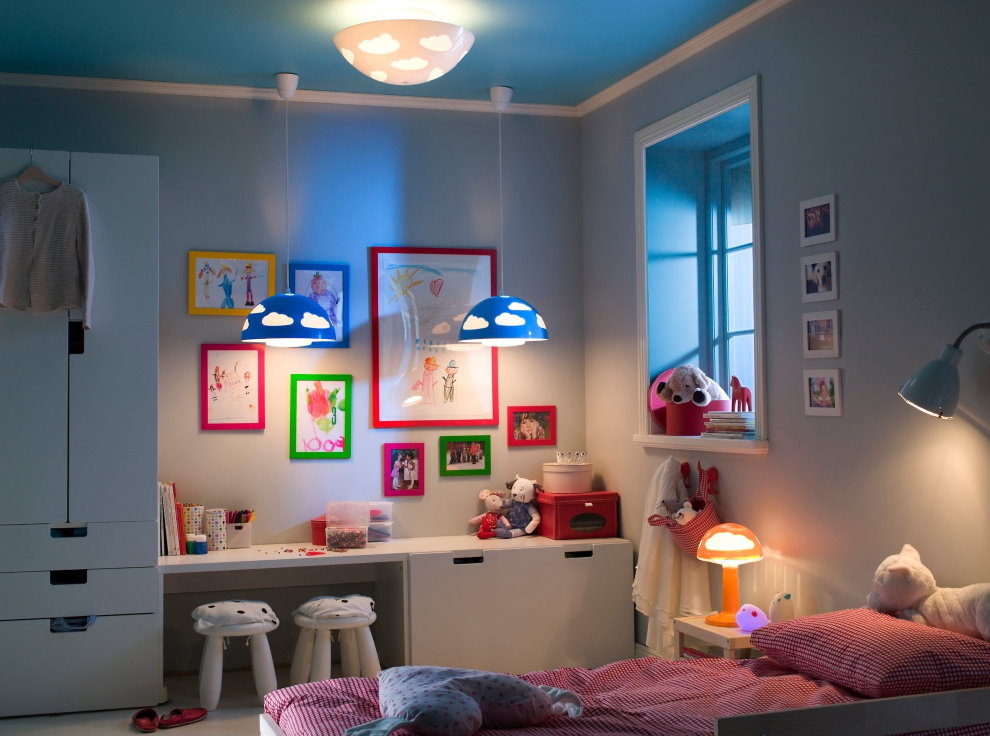 Lampes suspendues sur le bureau des enfants