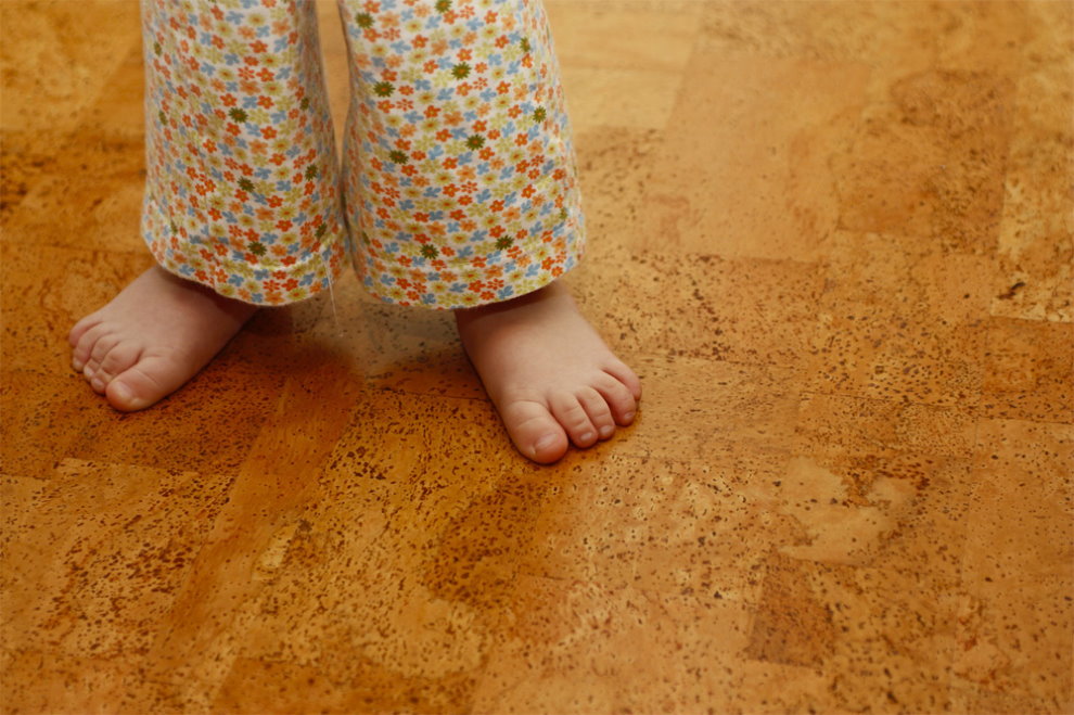 Plancher de liège dans une petite chambre d'enfant