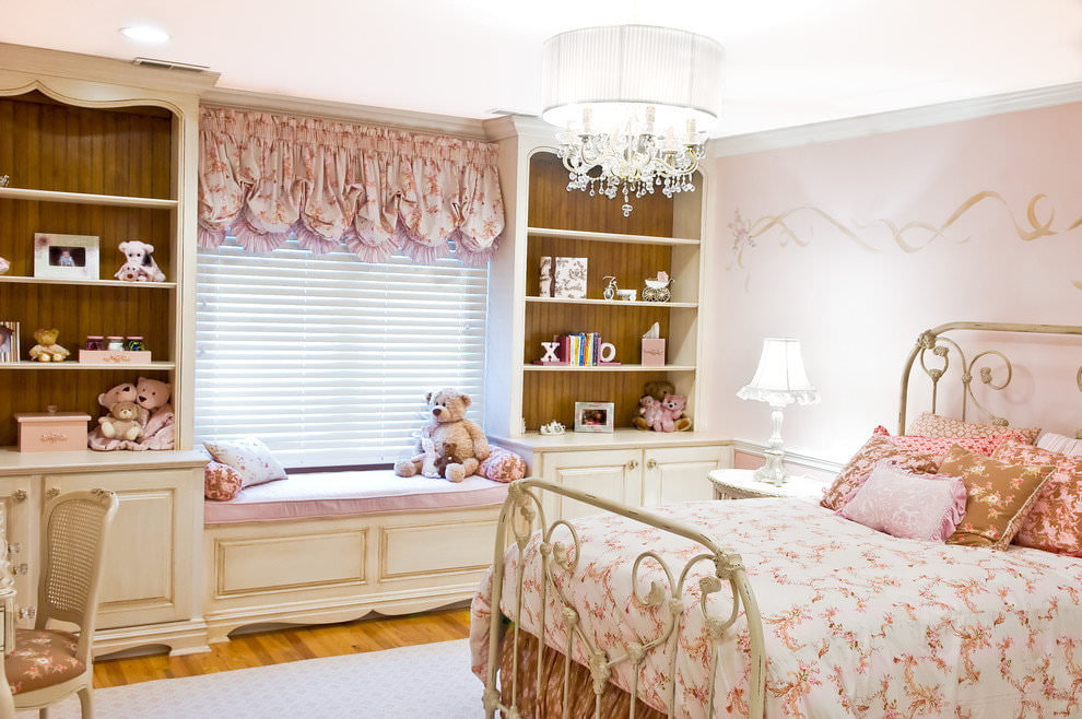 Chambre de fille de style provençal avec rideaux courts