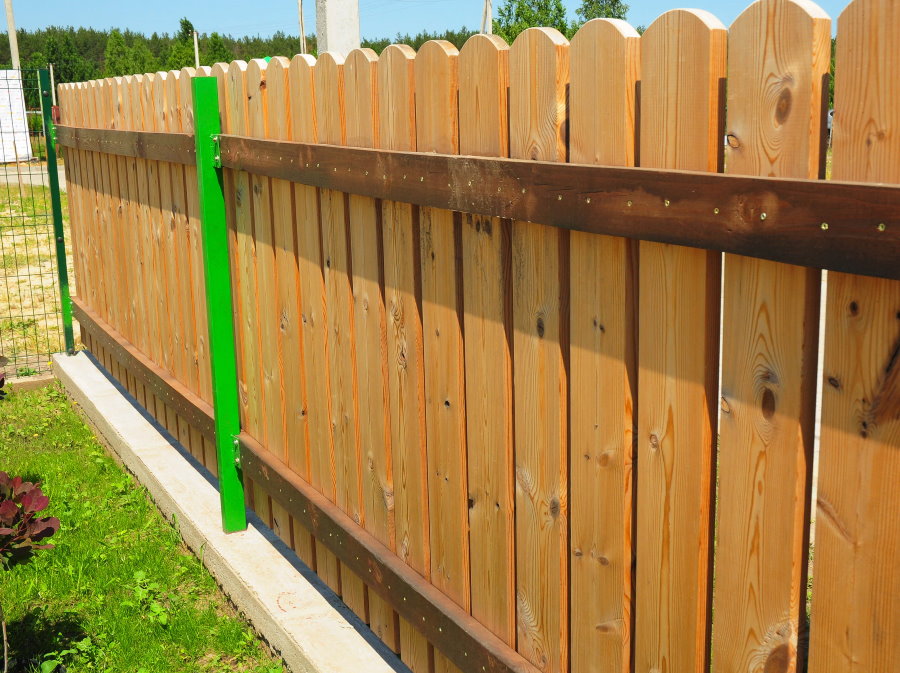 Clôture en bois sur poteaux verts