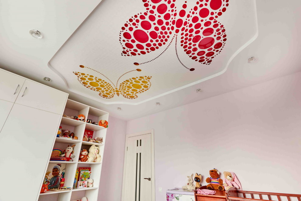 Plafond tendu sculpté avec de beaux papillons