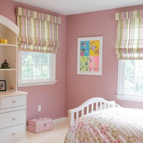 Commode blanche dans une chambre d'enfant