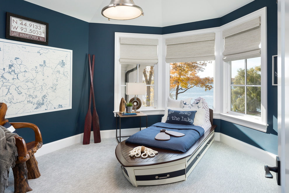 Intérieur de chambre d'enfants de style nautique avec baie vitrée