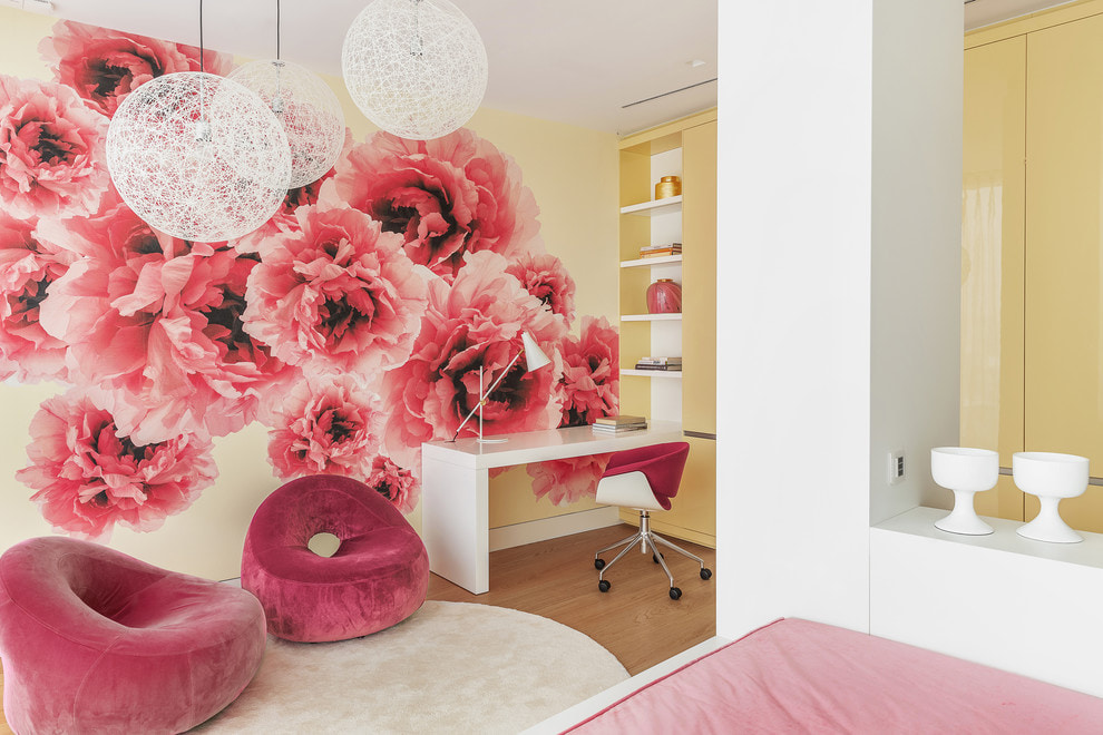 Papiers peints avec pivoines dans la chambre d'une fille moderne