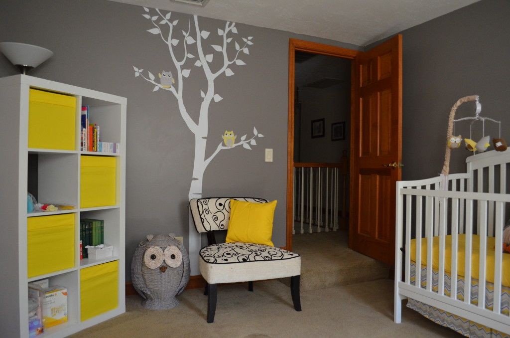 Armoire blanche et jaune dans la pépinière aux murs gris