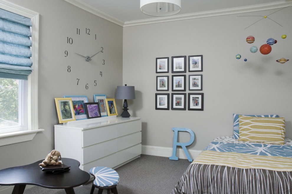 Medium size kids room with gray painted walls