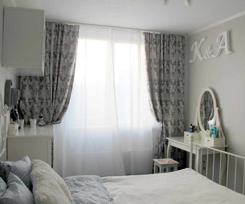 Chambre d'enfant avec rideaux gris