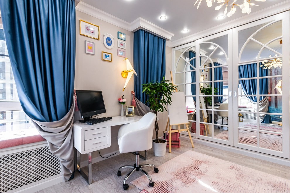 Mirrored wardrobe in the room of a teenage girl