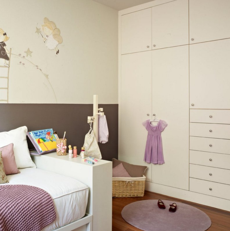 Armoire aux couleurs des murs de la chambre des enfants