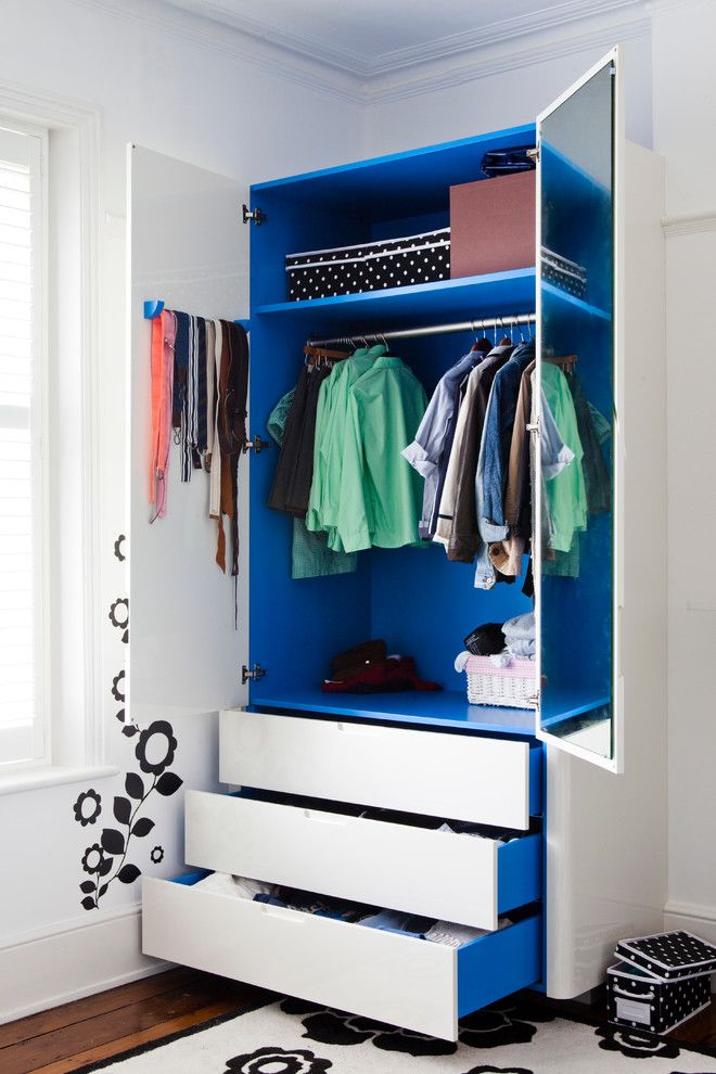 Armoire avec rangement pour le linge dans la chambre du garçon