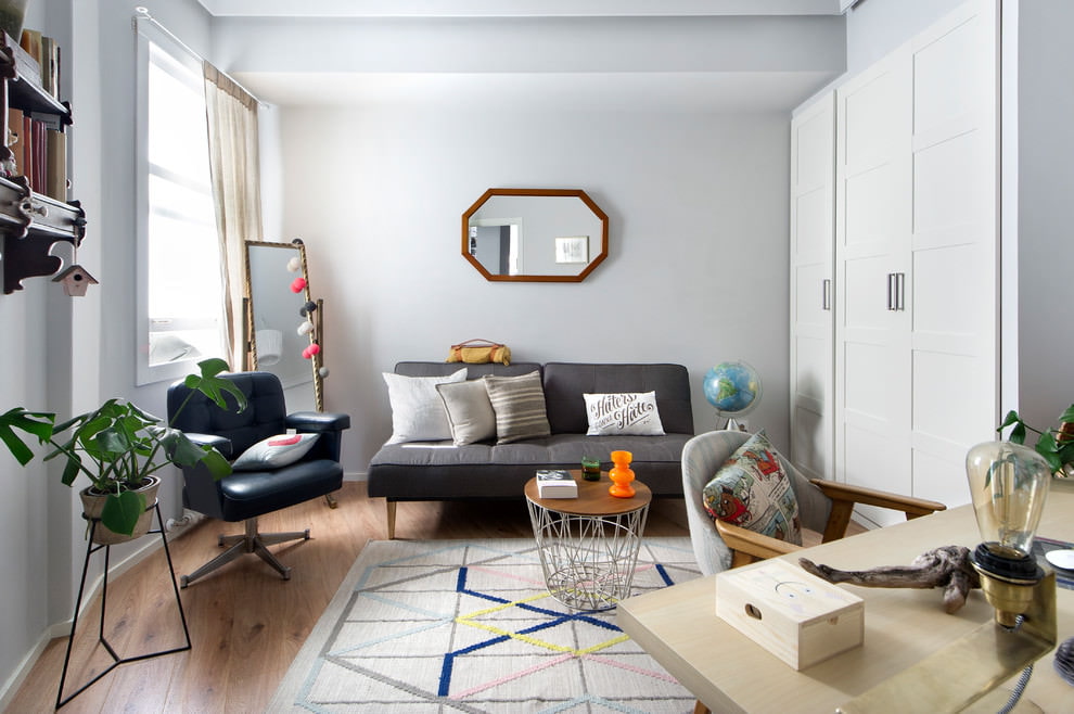 Armoire blanche dans le couloir d'un appartement de deux chambres