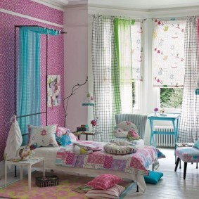 Rideaux multicolores dans la chambre d'une fille