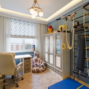 Intérieur d'une chambre d'enfant avec une place pour un coin sportif