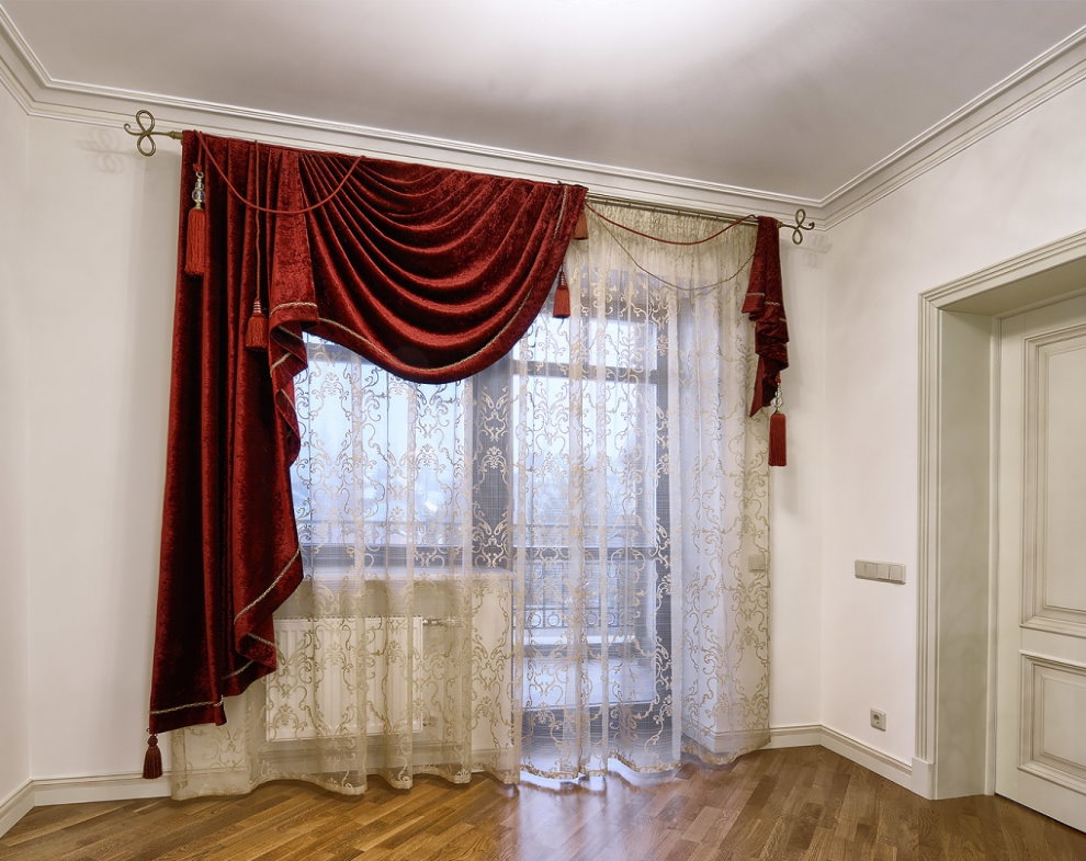 Rideaux de velours rouge sur la fenêtre avec une porte de balcon