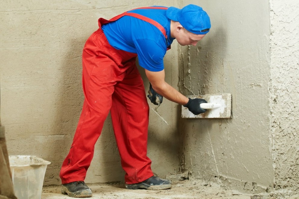 Plâtrer les murs du salon