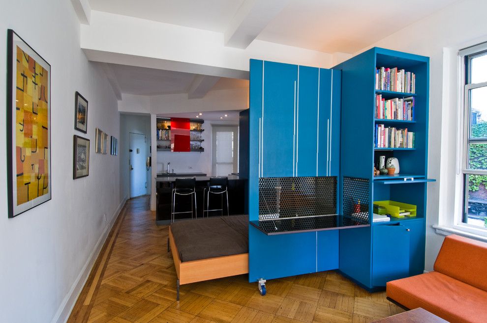 Armoire bleue dans une pièce avec garniture blanche