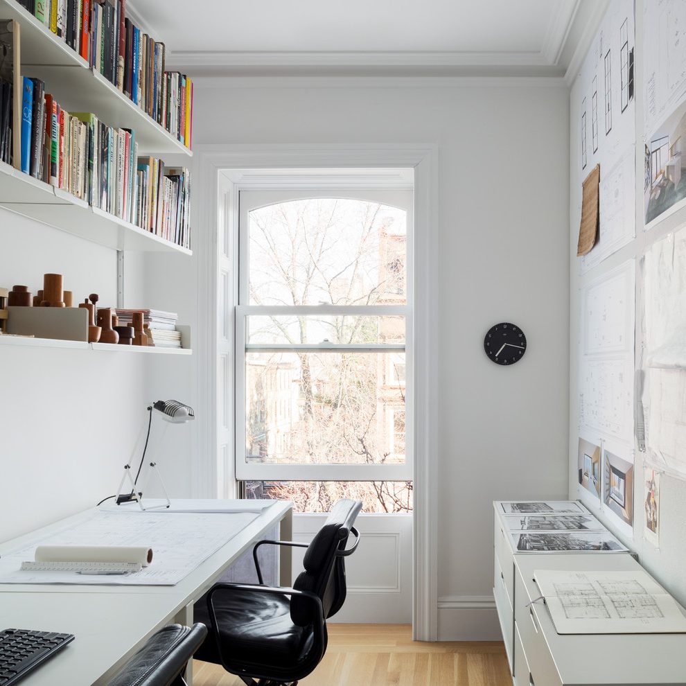 Table pratique dans un bureau blanc