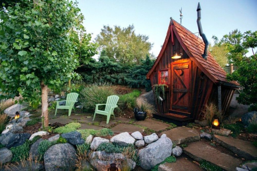 Toilette de jardin en forme de maison fabuleuse