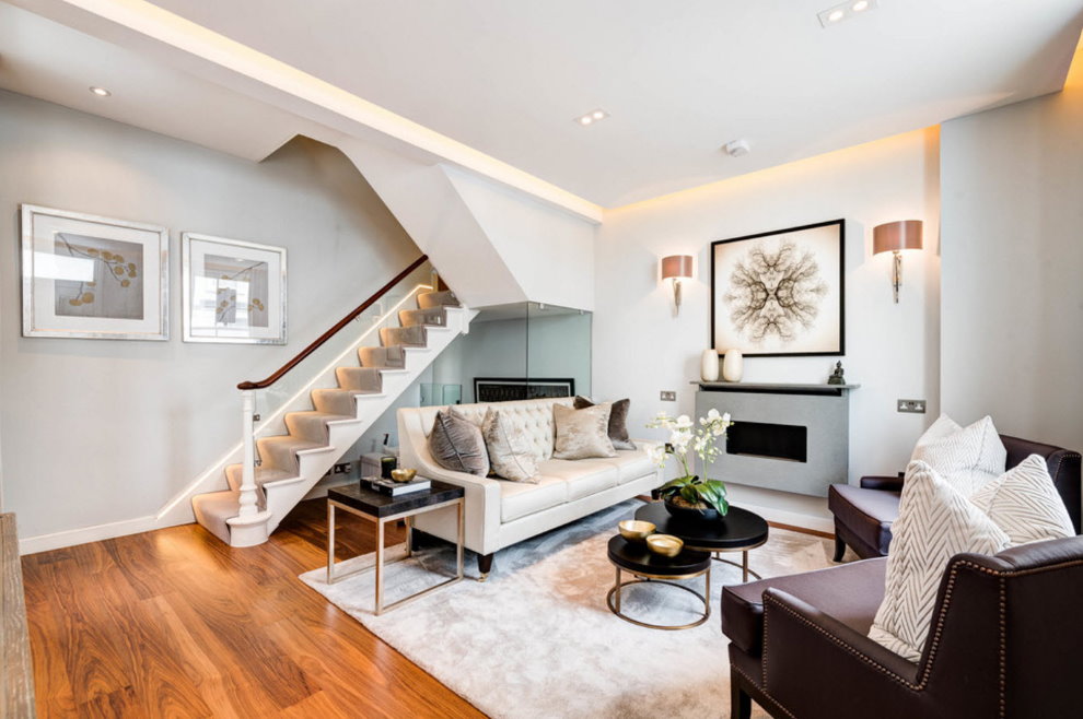 Intérieur de la salle avec escalier au deuxième étage d'une maison privée