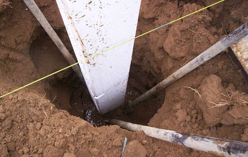 Installation de poteaux de support d'une clôture en plastique