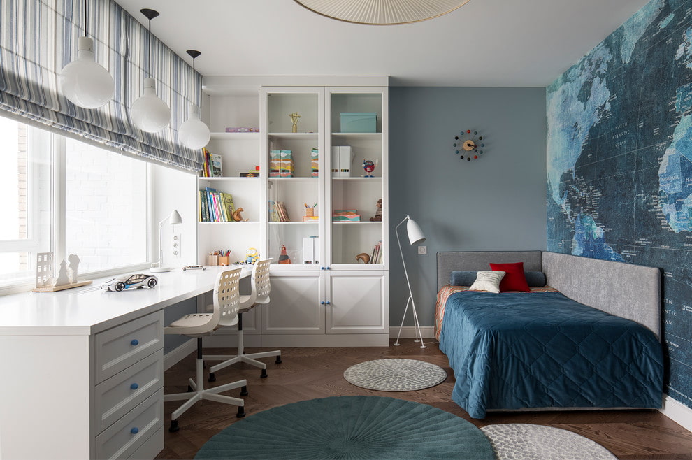 Table blanche avec une armoire devant une fenêtre dans une chambre de garçon