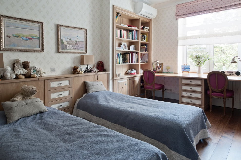 Bureau au lieu du rebord de la fenêtre dans la chambre des frères