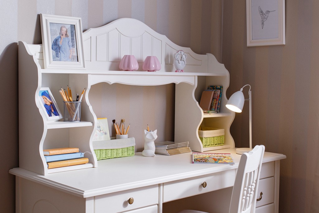 Table with comfortable add-ons in the girl's room