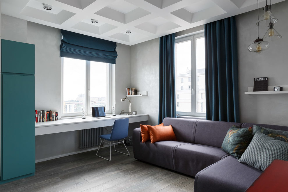 Table de seuil en plastique dans la chambre du garçon