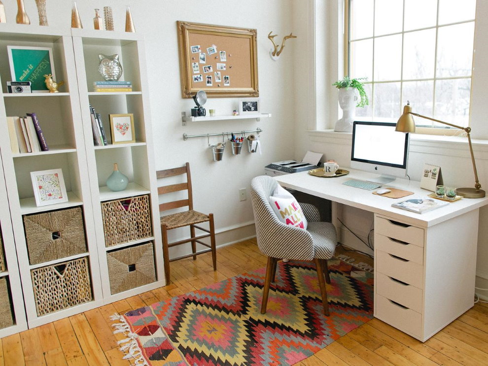 Tableau blanc dans le bureau à domicile d'une maison de campagne