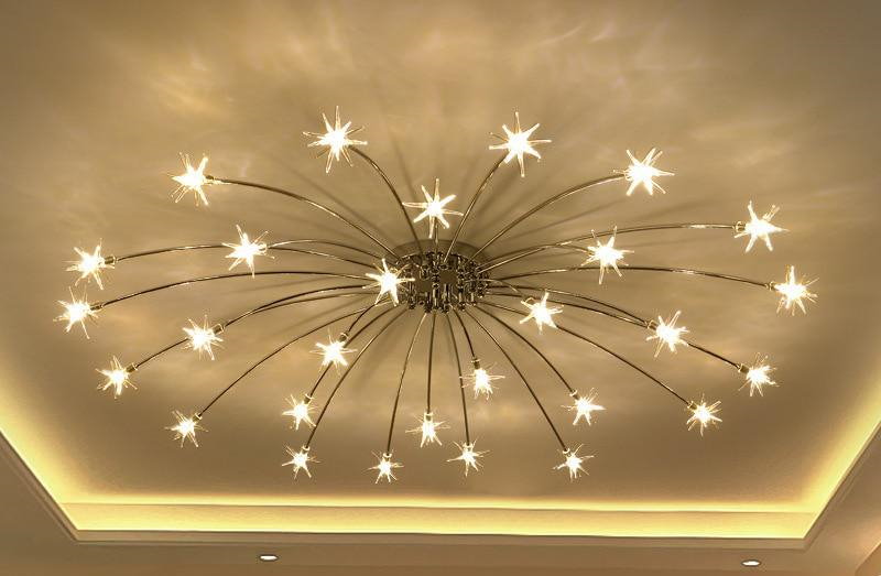 Lustre LED sur plafond tendu dans le hall